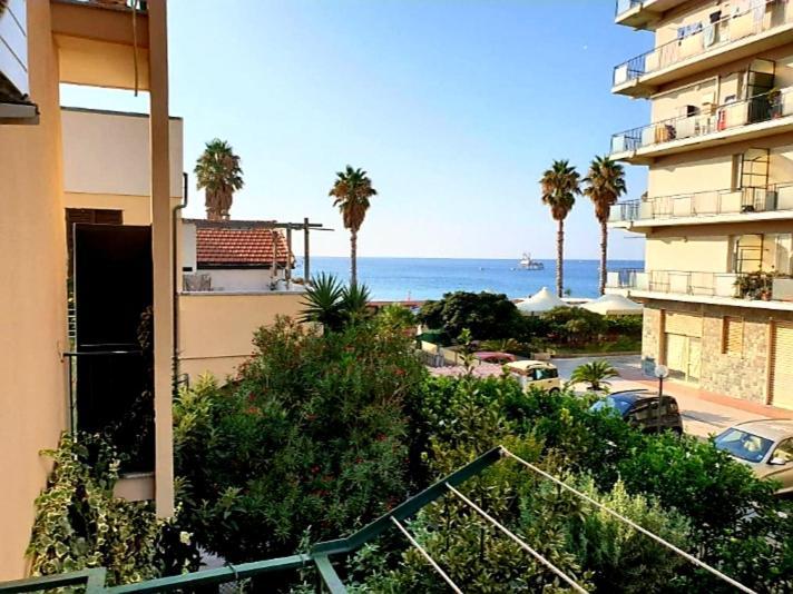 Raffaello Beach Apartment - 50 M From The Sea - Wifi Savona Esterno foto